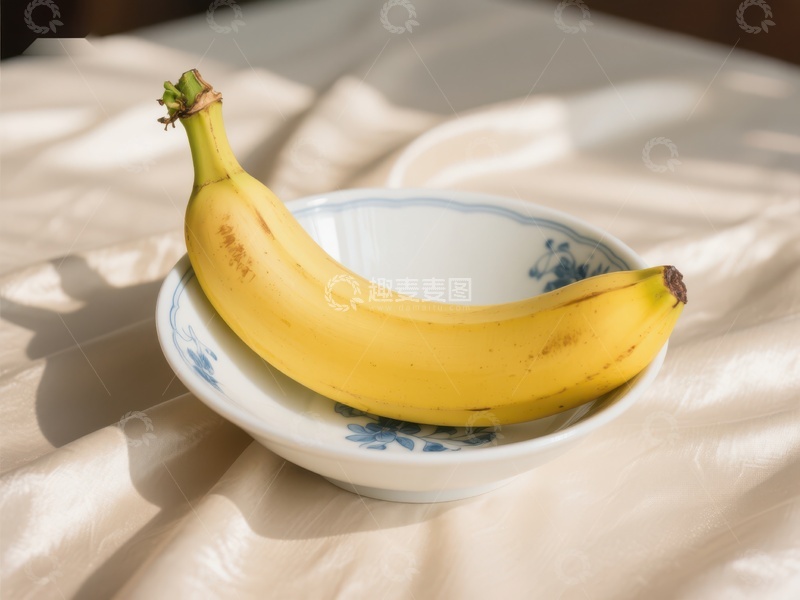 高清大图下载【趣麦麦图】盘中的香蕉沐浴阳光