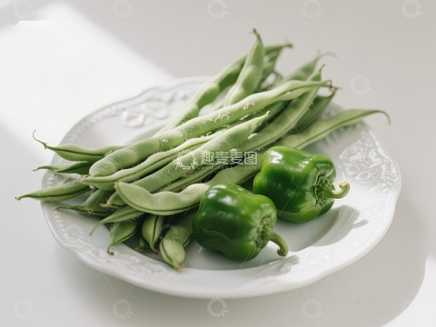 新鲜绿豆角与青椒置于白盘