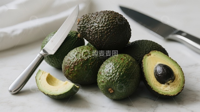 新鲜牛油果与刀具静物图