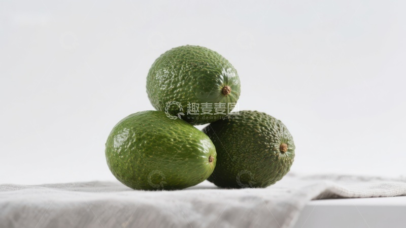 高清大图下载【趣麦麦图】三个叠放的牛油果