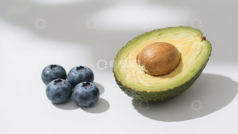 高清大图下载【趣麦麦图】牛油果与蓝莓的静物组合