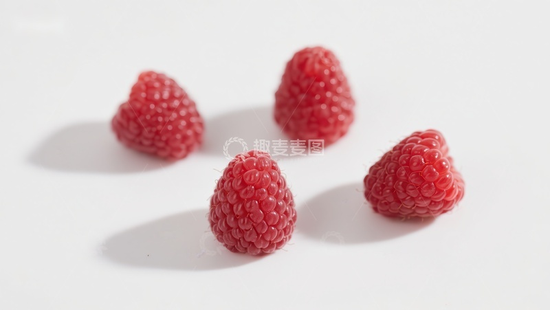 高清大图下载【趣麦麦图】四颗新鲜覆盆子静置白色背景