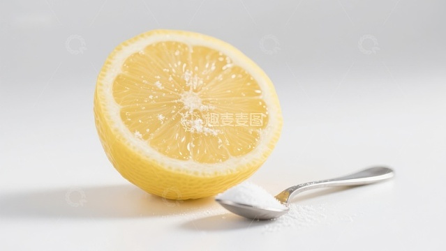 柠檬切片与糖勺的静物组合