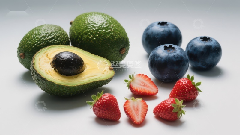 高清大图下载【趣麦麦图】新鲜水果组合：牛油果、蓝莓与草莓