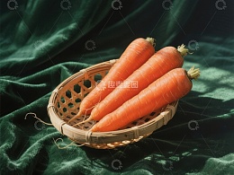 竹篮中的新鲜胡萝卜