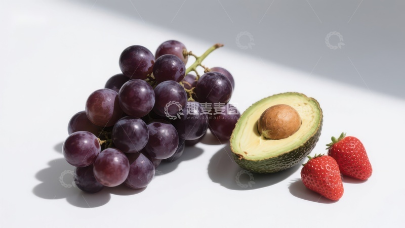 高清大图下载【趣麦麦图】葡萄、牛油果与草莓的静物组合