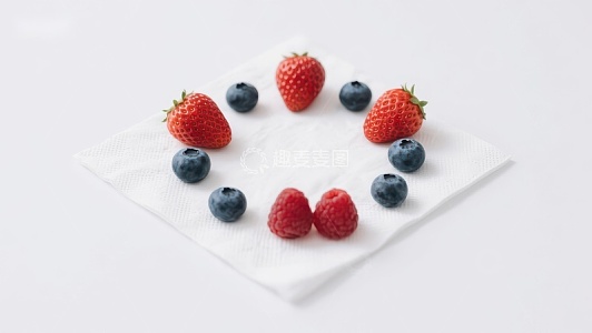 水果笑脸：草莓蓝莓创意排列