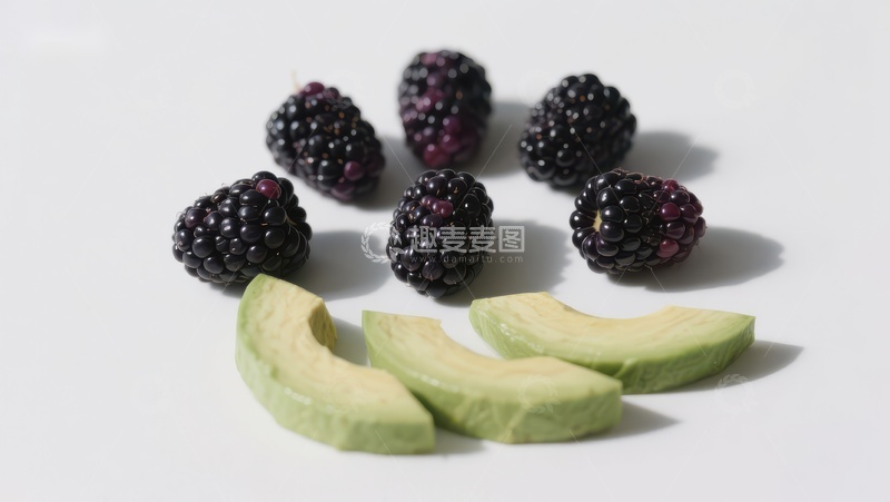 高清大图下载【趣麦麦图】黑莓与鳄梨片的清新组合
