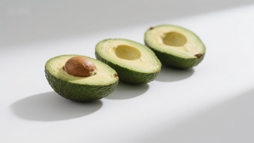 新鲜切开的鳄梨展示