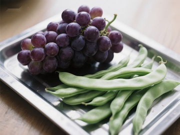 葡萄与四季豆的静物组合