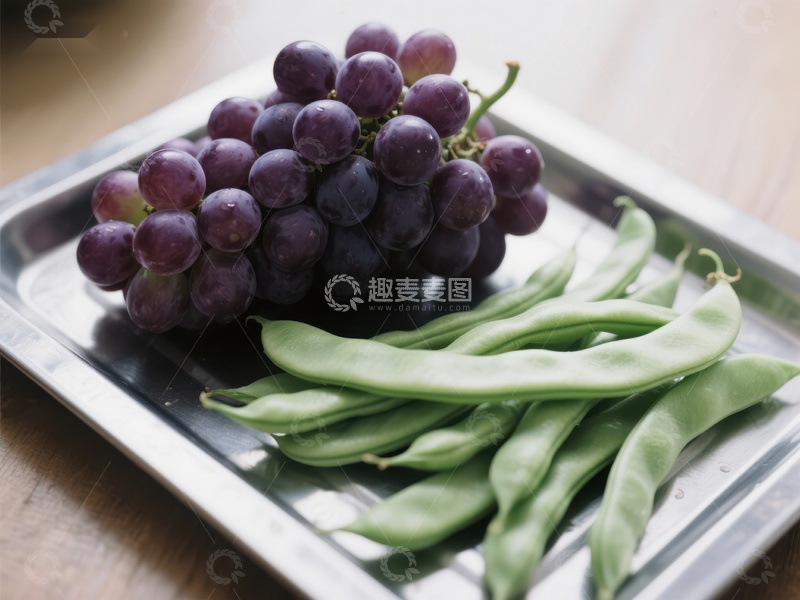 葡萄与四季豆的静物组合