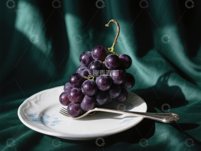 高清大图下载【趣麦麦图】盘中紫葡萄与叉子