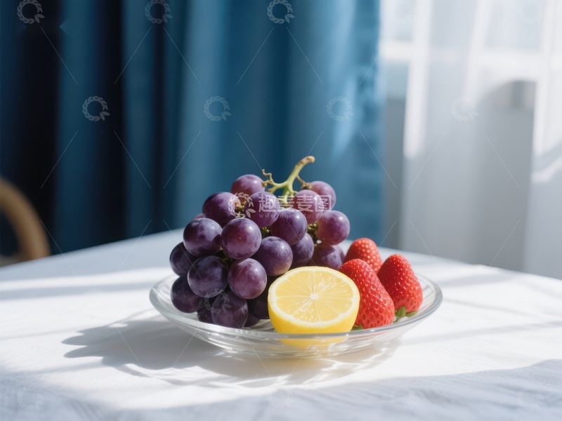 高清大图下载【趣麦麦图】新鲜水果盘：葡萄、草莓与柠檬