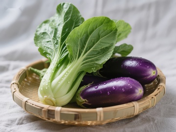 新鲜蔬菜：小白菜与茄子