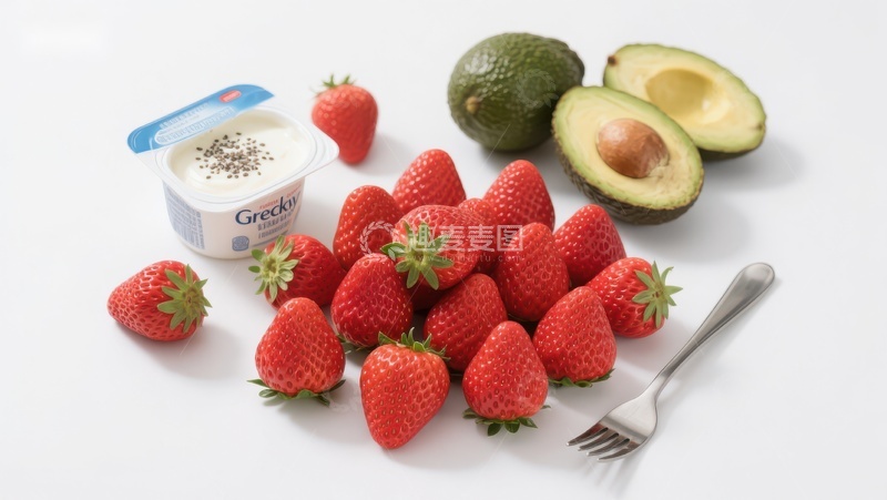 高清大图下载【趣麦麦图】新鲜草莓、牛油果与酸奶的健康组合