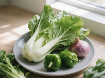 新鲜蔬菜组合：小白菜、青椒与大蒜