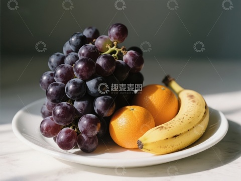 葡萄、橙子和香蕉的静物组合