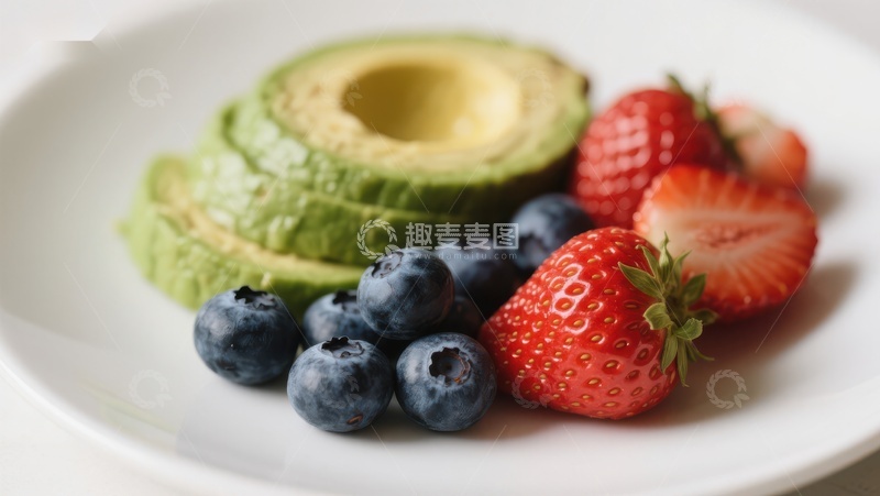 高清大图下载【趣麦麦图】新鲜水果拼盘：草莓、蓝莓与牛油果