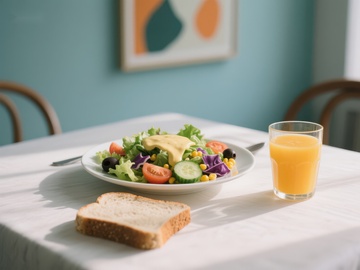 健康早餐：沙拉、面包与橙汁