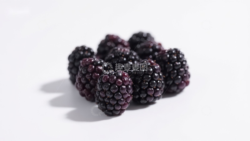 高清大图下载【趣麦麦图】新鲜黑莓堆叠在白色背景上