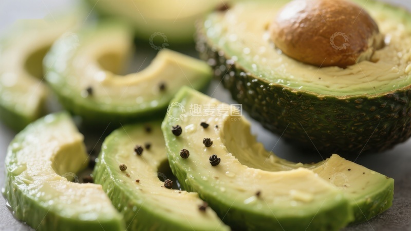 高清大图下载【趣麦麦图】新鲜切片牛油果配黑胡椒