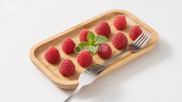 木盘上的新鲜覆盆子与薄荷
