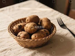 篮子里的新鲜土豆