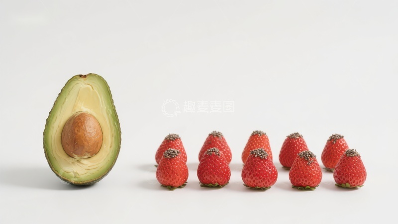 高清大图下载【趣麦麦图】半个牛油果与一排草莓的对比