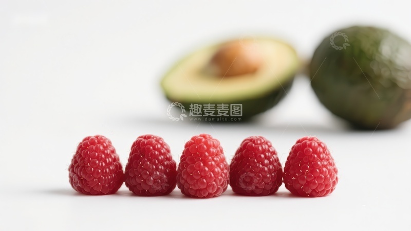 高清大图下载【趣麦麦图】新鲜覆盆子与牛油果的对比