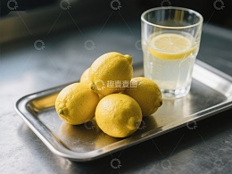 柠檬与柠檬水静置托盘上