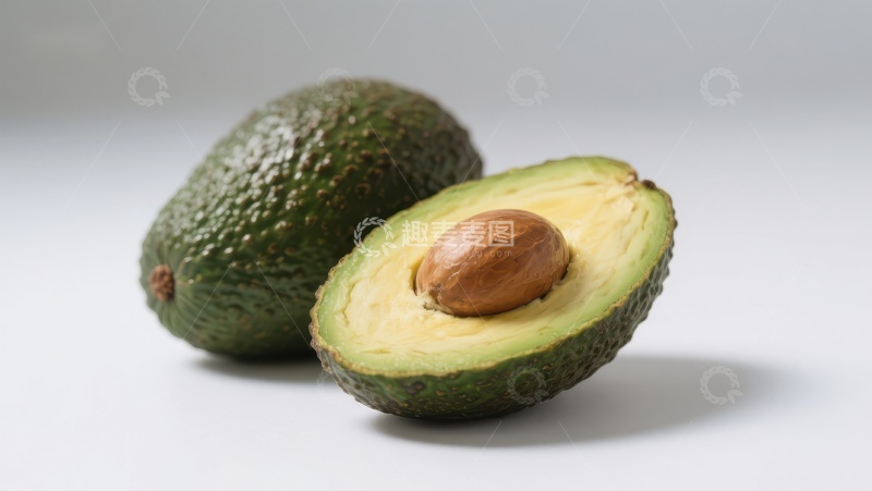 高清大图下载【趣麦麦图】新鲜牛油果，一半切开展示果核