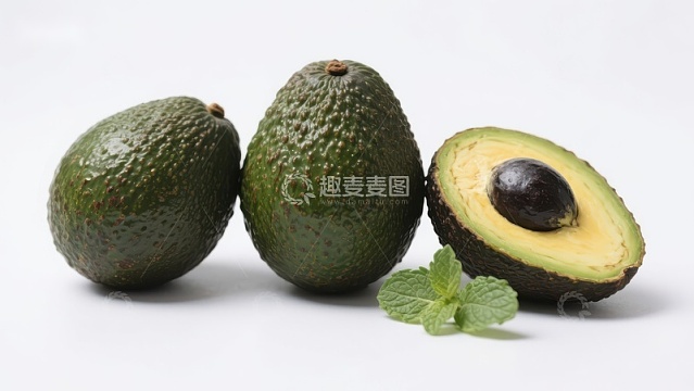 新鲜牛油果与薄荷叶