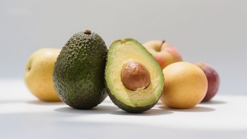 新鲜水果组合：鳄梨与苹果