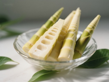 新鲜竹笋摆放于透明碗中