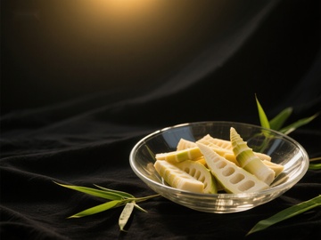 竹笋切片置于透明碗中