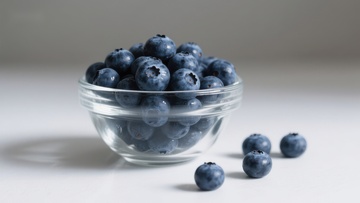 玻璃碗中的新鲜蓝莓