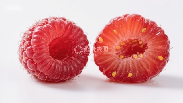 新鲜草莓与覆盆子对比特写