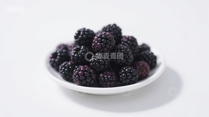 高清大图下载【趣麦麦图】新鲜黑莓堆放在白色盘中