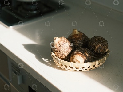 竹篮中的芋头沐浴阳光
