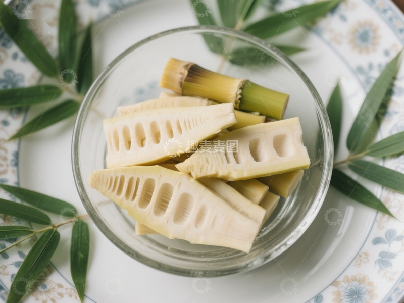 高清大图下载【趣麦麦图】新鲜竹笋切片置于玻璃碗中