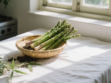 竹篮中的新鲜芦笋