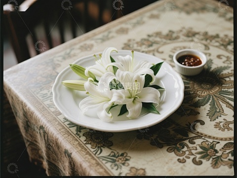 餐桌上的白色百合花装饰