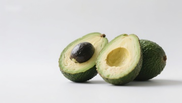 新鲜切开的鳄梨展示