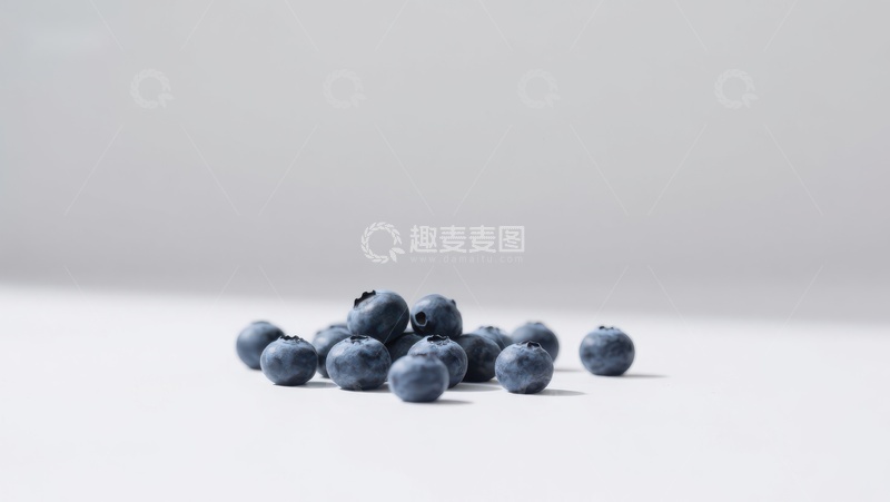 高清大图下载【趣麦麦图】新鲜蓝莓散落于白色背景