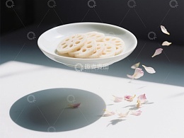 莲藕片与花瓣的静谧组合