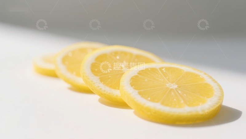 高清大图下载【趣麦麦图】新鲜柠檬片排列在白色背景上