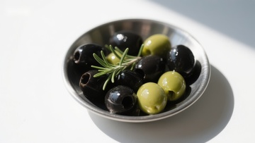 黑绿橄榄与迷迭香的静谧组合