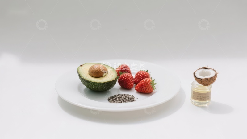 高清大图下载【趣麦麦图】半切牛油果、草莓与椰子精油的静物组合