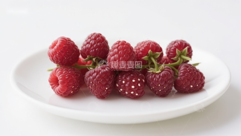高清大图下载【趣麦麦图】新鲜覆盆子置于白色盘中