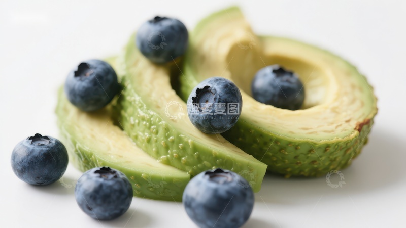 高清大图下载【趣麦麦图】新鲜蓝莓与切片牛油果
